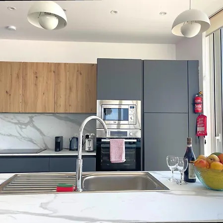 Appartement Bright Penthouse With Large Sunny Terrace